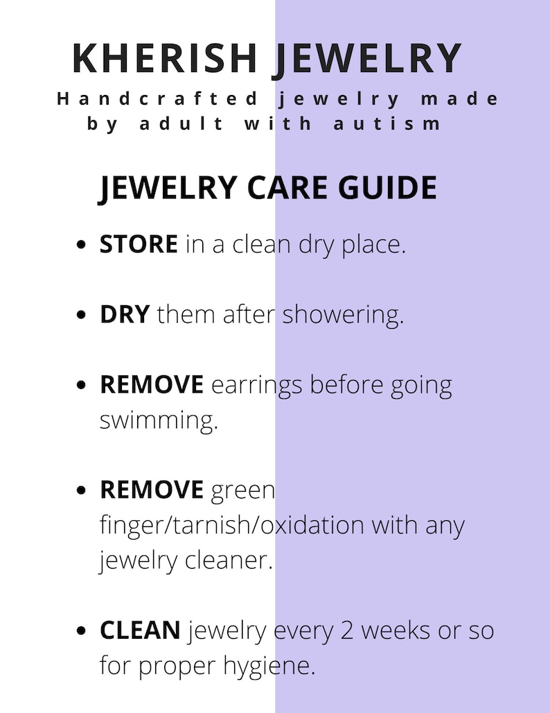 Może przedstawiać: Grafika w kolorze fioletowym i białym z tekstem "KHERISH JEWELRY" i "Ręcznie robiona biżuteria wykonana przez osoby dorosłe z autyzmem". Grafika zawiera r&oacute;wnież listę instrukcji pielęgnacji biżuterii: "PRZECHOWUJ w czystym i suchym miejscu", "SUSZ po kąpieli", "ZDEJMUJ kolczyki przed pływaniem", "USUWAJ zielony nalot/matowienie/utlenianie za pomocą dowolnego środka do czyszczenia biżuterii", i "CZYŚĆ biżuterię co 2 tygodnie lub częściej, aby zapewnić odpowiednią higienę."