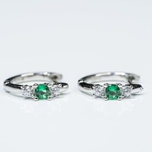 Boucles d'oreilles créoles géométriques délicates créoles créoles minimalistes en argent sterling 925 émeraude, petit diamant délicat CZ Huggie Hoops cadeau d'anniversaire
