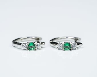 Pendientes de aro minimalistas de esmeralda Geo Dainty, plata de ley 925, rellenos de oro esmeralda, pequeños y delicados diamantes de circonita cúbica, regalo de cumpleaños