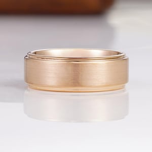 Anillo de bodas minimalista Brian para hombre, de carburo de tungsteno en oro rosa de 8 mm, con forma de cúpula y ajuste cómodo, ideal para bodas, aniversarios y promesas.