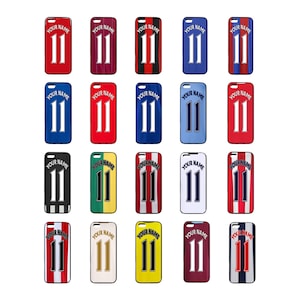 Pode incluir: Um conjunto de 18 capas para telemóvel com diferentes designs de equipas de futebol. Cada capa tem uma moldura preta e o texto "YOUR NAME" no topo. As capas apresentam uma variedade de cores e padrões, incluindo vermelho, azul, branco, preto, verde, amarelo e dourado.