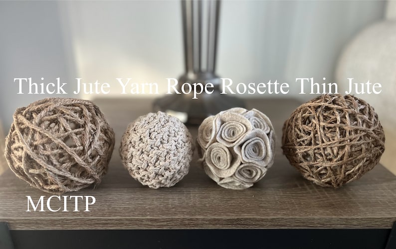 K&ouml;nnte beinhalten: Vier dekorative Kugeln aus Jutegarn, Wolle und Stoffrosetten. Die Kugeln sind in einer Reihe auf einer Holzoberfl&auml;che angeordnet. Der Text "Thick Jute Yarn Rope Rosette Thin Jute" befindet sich &uuml;ber den Kugeln, und der Text "MCITP" befindet sich unter den Kugeln.