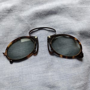 Antichi occhiali francesi in tartaruga, senza montatura, con lenti colorate