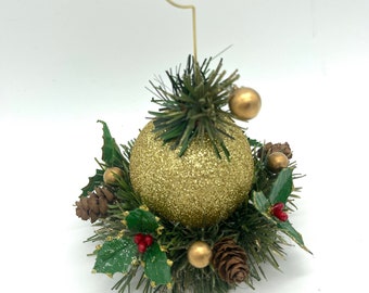 Gold Christmas Ornament Placesetting with Pine Needles, Mistletoe & Gold Berry Branches - Set of 4