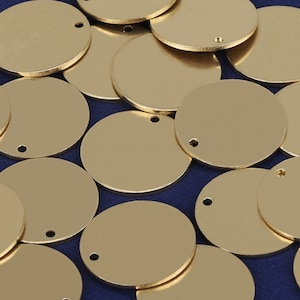 Puede incluir: Un gran grupo de discos metálicos redondos de color dorado con un pequeño agujero en el centro de cada disco.