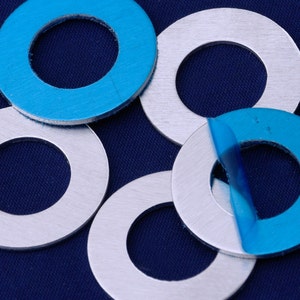 7/8" (22 mm) tibetara® runda aluminiumbrickor för stansning - 7/8 tums rund cirkelbricka, FANTASTIC SHINE, 18 gauges, 20 st/lot - 10148701
