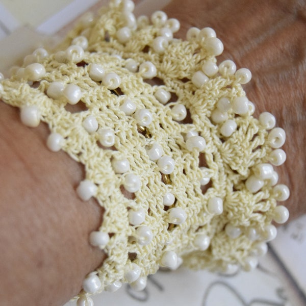 Crochet Bracelet Manchette, Crochet Bracelet perlé, Bijoux au crochet, Crochet Pulsera, Bracelet, fil de coton en perles jaune pâle et blanches, Perles