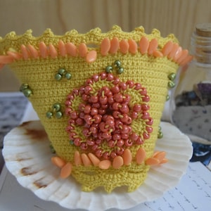Pulsera de puño amarilla, brazalete de ganchillo, pulsera, pulsera de declaración de ganchillo, pulsera de ganchillo, brazalete de ganchillo, flores de ganchillo, brazalete de cuentas,