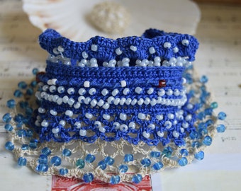 Häkelarmband Manschette, gehäkeltes Perlenarmband, Häkelschmuck, Pulsera häkeln, blaues Armband, dunkelblau, ecru, Glasperlen