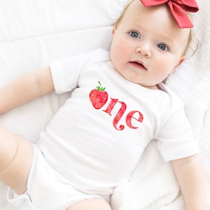 Berry First Birthday Outfit, Sweet One Birthday Shirt, Strawberry Bodysuit, Strawberry Shortcake, 1st Birthday Shirt Girl, Smash Cake Outfit