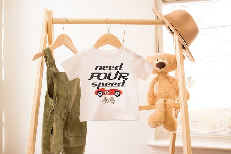 K&ouml;nnte beinhalten: Wei&szlig;es T-Shirt mit einem roten Rennwagen-Motiv und dem Text "need four speed".