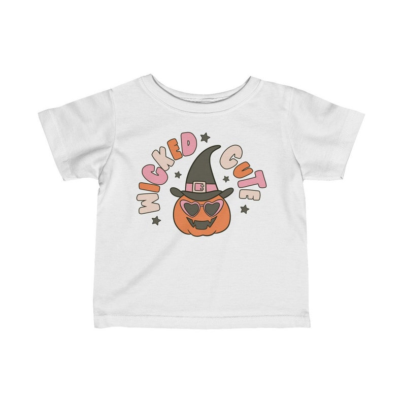 Puede incluir: Camiseta blanca para ni&ntilde;os peque&ntilde;os con una calabaza que lleva un sombrero de bruja y gafas de sol. El texto "Wicked Cute" est&aacute; escrito en un c&iacute;rculo alrededor de la calabaza.