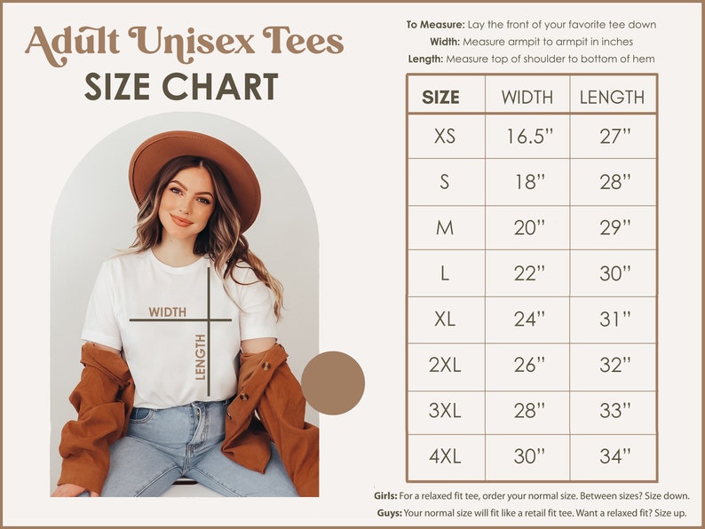 K&ouml;nnte beinhalten: Gr&ouml;&szlig;entabelle f&uuml;r Unisex-T-Shirts f&uuml;r Erwachsene, mit Ma&szlig;en in Zoll. Die Tabelle umfasst die Gr&ouml;&szlig;en XS bis 4XL und gibt Breite und L&auml;nge an. Eine Frau tr&auml;gt ein wei&szlig;es T-Shirt mit brauner Jacke und Hut sowie Jeans.