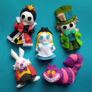 DISNEY&#39;S ALICE In WONDERLAND Felt Dolls // Alice, Cheshire Cat, Mad Hatter, Queen Of Hearts, White Rabbit