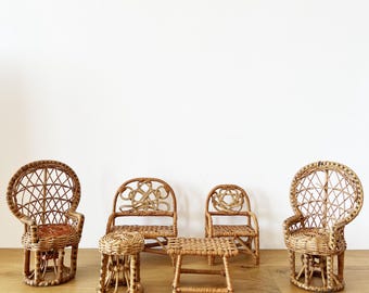 Conjunto vintage de muebles de mimbre en miniatura para casa de muñecas, década de 1970