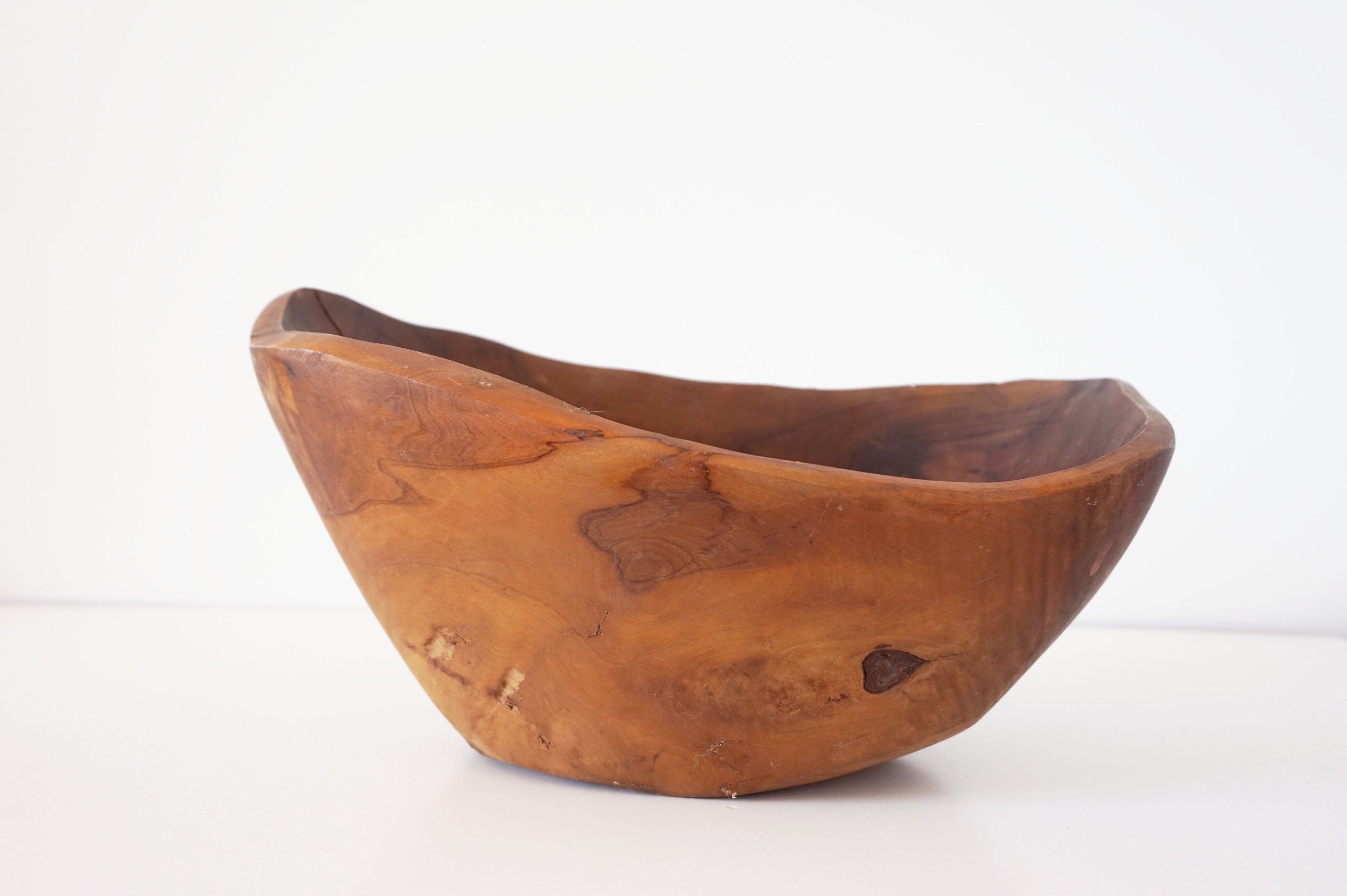 Plat en Bois Massif Brutaliste