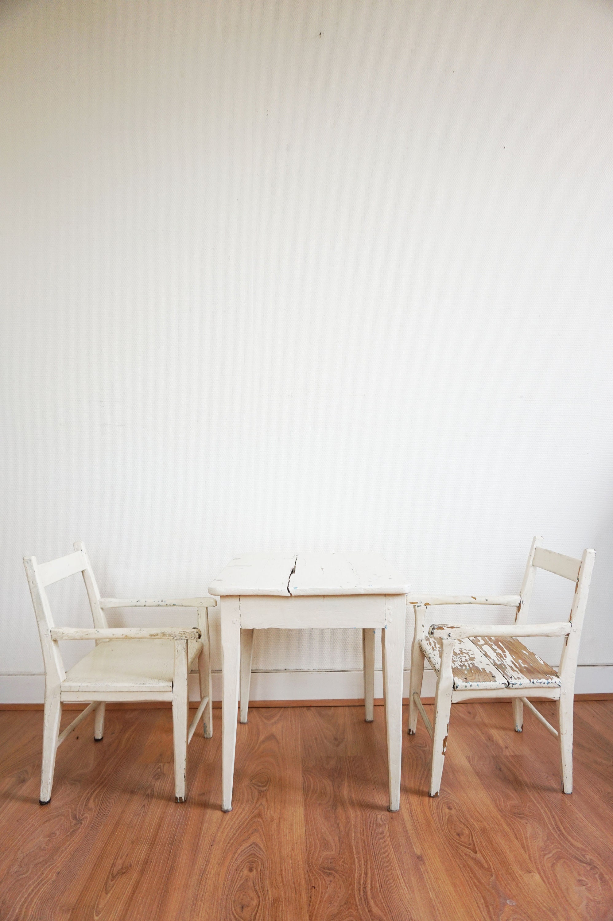 Small Table And 2 White Vintage Chairs For Children