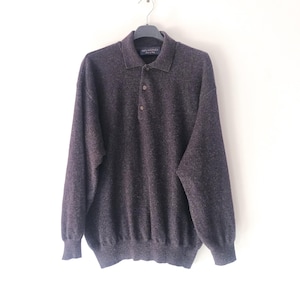 Puede incluir: Un suéter gris oscuro de manga larga con cuello y tres botones. El suéter está colgado en una percha sobre un fondo blanco. La etiqueta dice "BELMONDO".