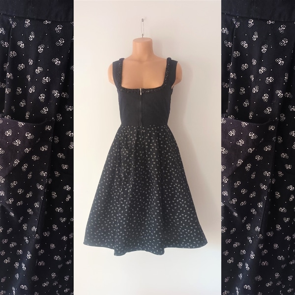 Vintage Dirndl Kleid Größe XS / S Korsett Midi Kleid Floral Schwarz Weiß Ärmellos Österreichische Folklore Trachten Märchen Prinzessin Kleid Oktoberfest