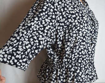 Vintage Women Floral Blouse Shirt Size XL/46 Gathered Waist Top Black White Petals of Flowers Raglan 3/4 Sleeve Buttons Blouse Collared Top