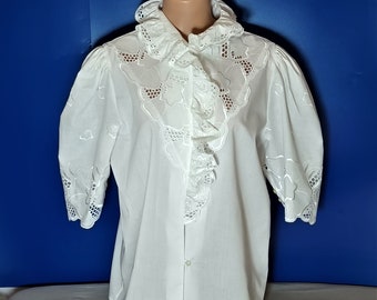 Vintage Frauen Dirndl Weiß Baumwollhemd Größe L Besticktes Ösenkragen Hemd Halbarm Rüschenkragen Hemd Trachten Bertha Rüschenhemd