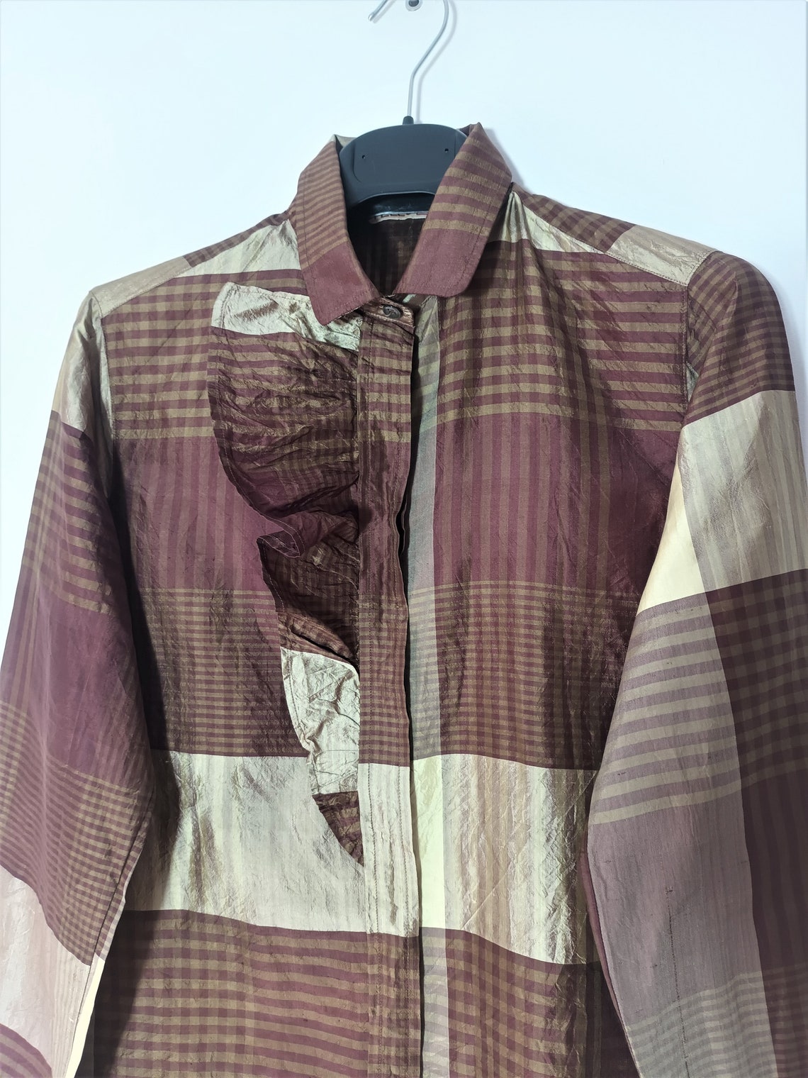 Vintage Women Silk Shirt Size M/38 Brown Plaid Silk Blouse Ruffle Collar Long Sleeve Brown Beige Shirt Buttons Made in India Silk Shiny Top, foto 4 di 5