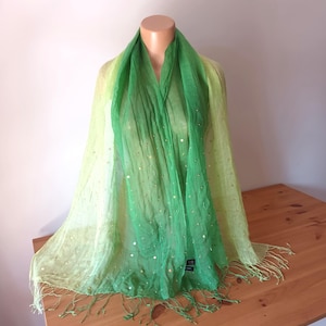 Bufanda vintage de ramio verde claro para mujer, bufanda larga de lino verde degradado, bufanda grande de verano y primavera, bufanda verde semitransparente con cuentas de ramio.