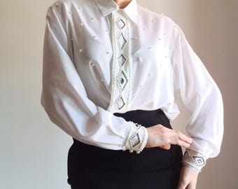 Camicetta vintage da donna bianca taglia M/40 con perline e applicazioni, stile anni '90, maniche lunghe, bottoni, camicia ricamata con perle, polsini e colletto.