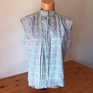 Vintage Women Blue Pink Floral Blouse Size M Ruffled Collar Blouse Sleeveless Blue Purple Shirt Ruffle High Neck Ties Front Elegant Shirt