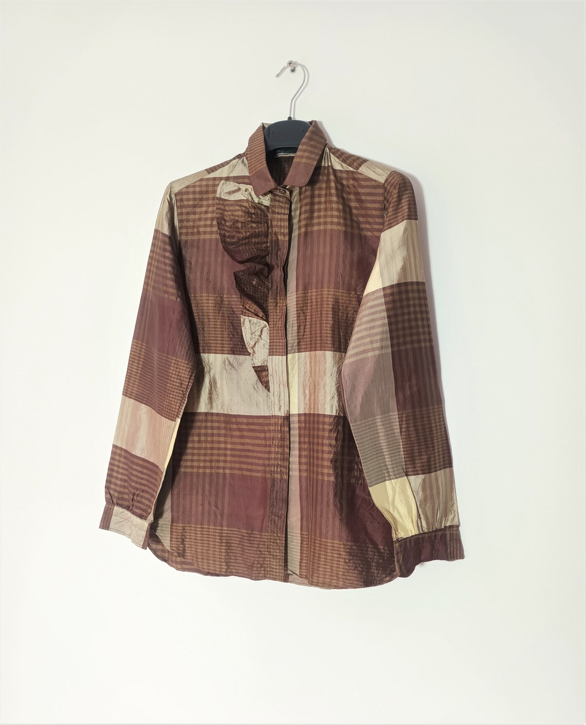Vintage Women Silk Shirt Size M/38 Brown Plaid Silk Blouse Ruffle Collar Long Sleeve Brown Beige Shirt Buttons Made in India Silk Shiny Top, foto 3 di 5