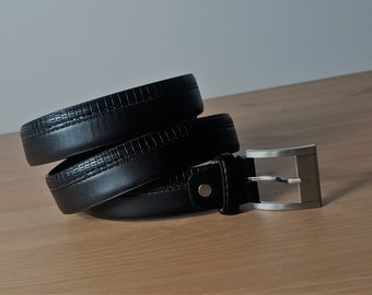 Vintage herrbälte i svart läder, äkta läderbälte, storlek XXL, svart, enfärgat, avslappnat, minimalistiskt läderbälte, fyrkantigt, silverspänne, enkelt bälte