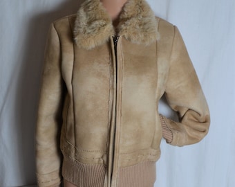 Veste d'hiver en faux daim beige pour femme Taille S Col en fourrure véritable beige Veste en fourrure écologique Veste en fausse fourrure Veste en cuir végétalien Bomber en fausse fourrure en daim Boho