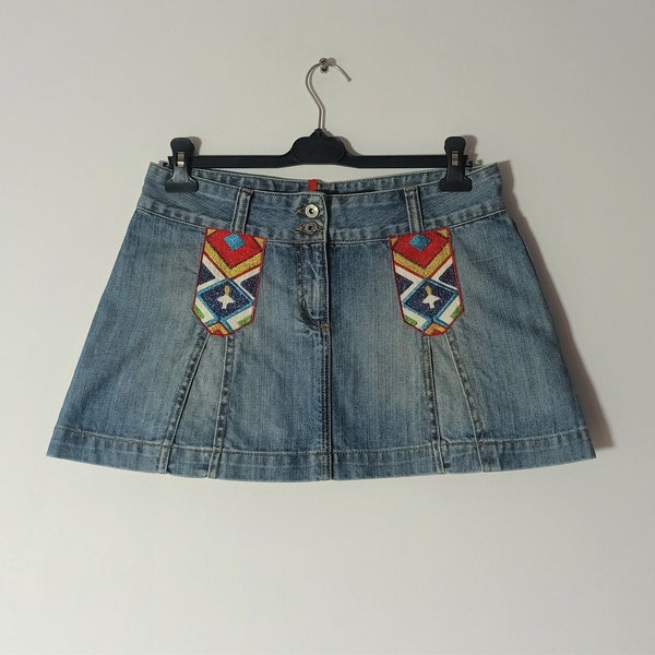 Vintage-Frauen-Denim-Minirock-Größe S / M bestickter blauer Denim-Minirock-Mädchen Y2K-Art 00 der kurze Rock Navajo-Art-Rock-Western-Stil