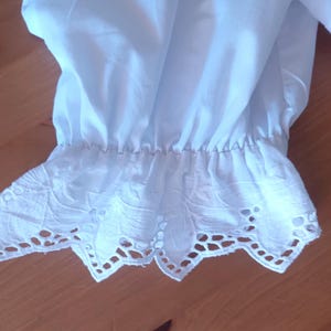 Camisa feminina vintage branca estilo dirndl, tamanho XL, com gola alta em algodão e detalhes em renda inglesa, mangas bufantes curtas. Blusa camponesa tradicional. imagem 10