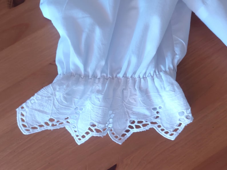 Camisa feminina vintage branca estilo dirndl, tamanho XL, com gola alta em algodão e detalhes em renda inglesa, mangas bufantes curtas. Blusa camponesa tradicional. imagem 10