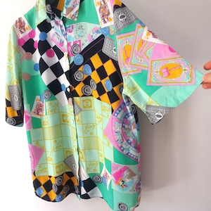 Chemise multicolore pour femme vintage, taille S, chemise à imprimé tarot, chemisier en viscose brillant, cartes à manches courtes, Queens Jack, haut à carreaux rose vert jaune