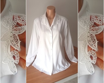 Koszula damska w stylu vintage w kolorze białym, rozmiar XL/48, kołnierzyk z koronki z oczkami na przelotki, z kryształkami, bluzka z długim rękawem, guziki, minimalistyczna, swobodna, do biura, jednolita koszula
