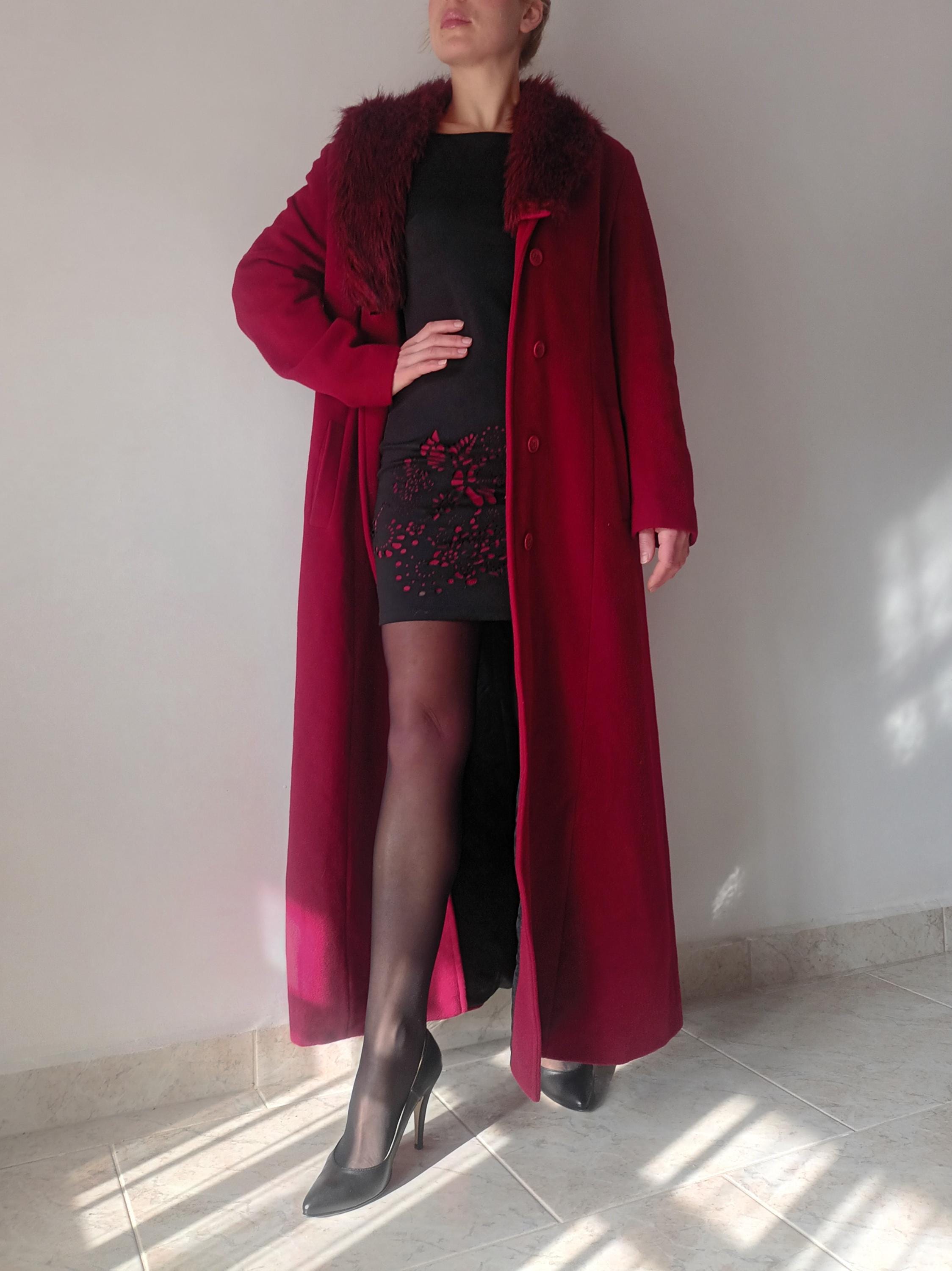 Dunkelroter mantel