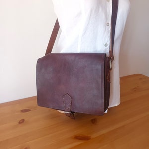 Vintage Women Red Brown Leather Messenger Bag Chestnut Brown Shoulder Bag Leather Cross Body Bag Casual Travel Crafted Bag Satchel Brown Bag