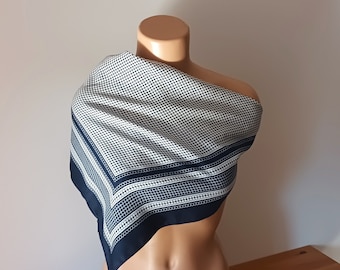 Bufanda vintage para mujer azul marino y blanca con estampado geométrico cuadrado. Bufanda clásica a rayas azul marino y blanca. Bufanda informal retro a rayas.