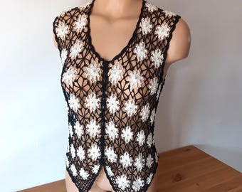 Chaleco vintage de crochet blanco y negro para mujer, talla XS/S/M, sin mangas, con cuentas de crochet, estilo bohemio, transparente, de punto, con abertura frontal.