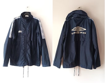 UMBRO Vintage Herren Dunkelblaue Regenjacke Größe M Nylon Regenjacke Regenjacke Reißverschluss Marineblau Windjacke Wasserdichter kurzer Regenmantel