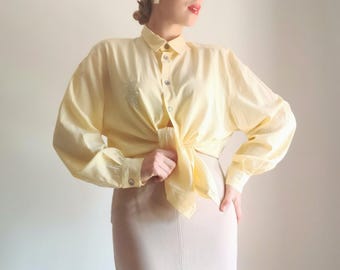 Camicetta vintage da donna gialla tinta unita taglia L, giallo pallido, colletto, bottoni, ricamo sul petto, maniche lunghe, in viscosa