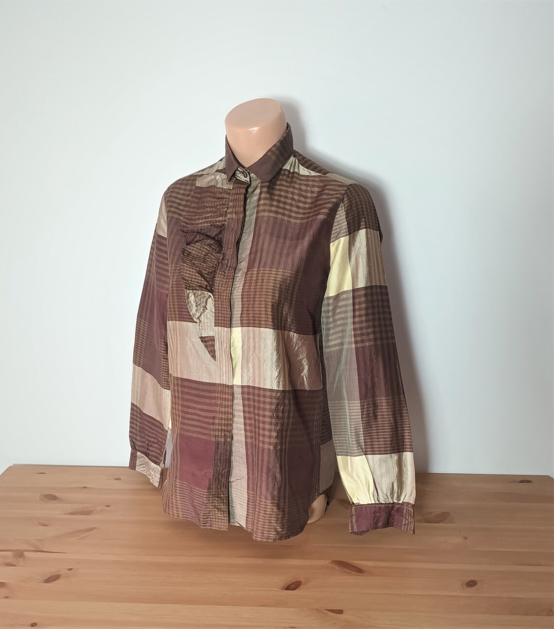 Vintage Women Silk Shirt Size M/38 Brown Plaid Silk Blouse Ruffle Collar Long Sleeve Brown Beige Shirt Buttons Made in India Silk Shiny Top, foto 1 di 5