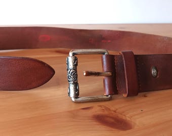 Ceinture vintage pour femme en cuir véritable marron, fabriquée en Italie. Boucle carrée argentée ornée de fleurs.