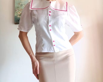 Camicia vintage da donna bianca tinta unita con colletto, taglia S, con bottoni fucsia, maniche corte, colletto alla marinara, colletto Peter Pan.