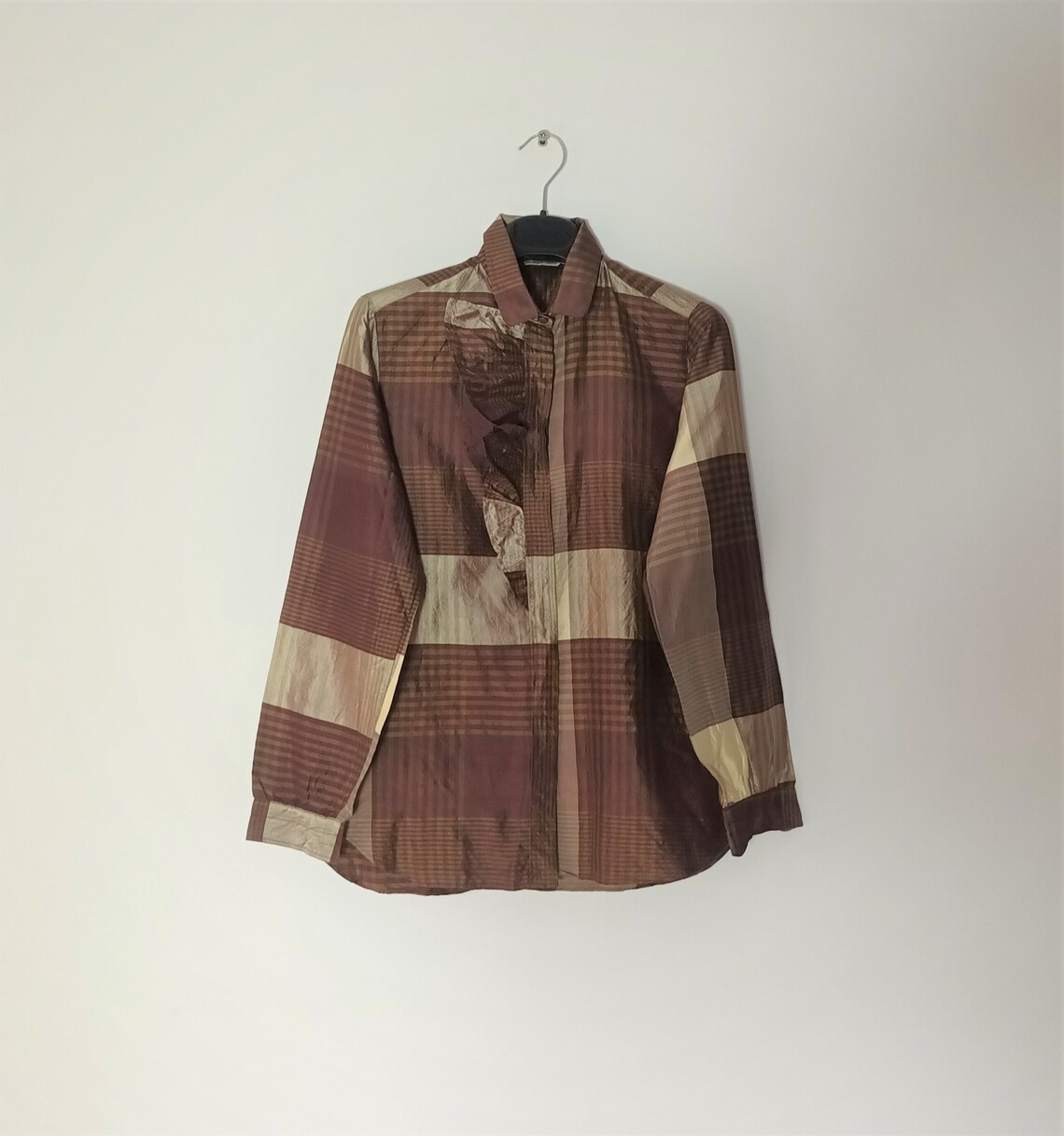 Vintage Women Silk Shirt Size M/38 Brown Plaid Silk Blouse Ruffle Collar Long Sleeve Brown Beige Shirt Buttons Made in India Silk Shiny Top, foto 2 di 5