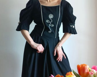 Abito Dirndl vintage da donna, midi nero, taglia L, abito Trachten nero beige a tinta unita con stampa, maniche corte a sbuffo, abito contadino bavarese da fiaba.