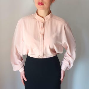 ヴィンテージ レディース ピンク ブラウス サイズ XL/48 淡いピンクのシャツ フロント装飾ブラウス 長袖 ボタン付き クラシック 無地 マンダリンカラー シャツ 80年代