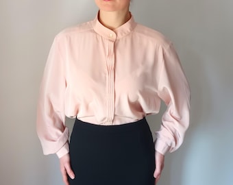 Bluzka damska w kolorze różowym w stylu vintage, rozmiar XL/48, bladoróżowa, zdobiona z przodu, z długim rękawem, zapinana na guziki, klasyczna, jednolita, z kołnierzykiem typu stójka, lata 80.